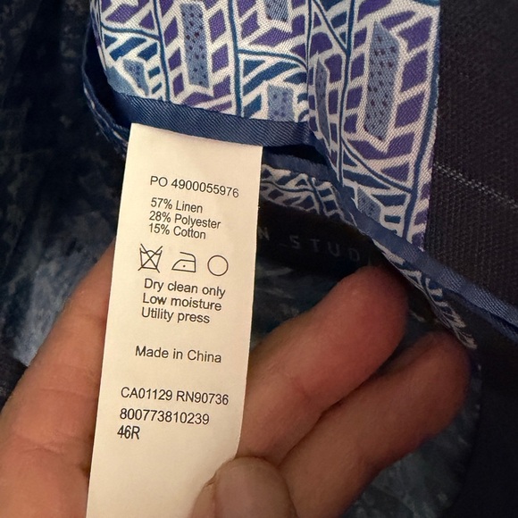 Like new size 46R Van Heusen Studio Navy Plaid/Windowpane Blazer. Cool lining! - Picture 3 of 8